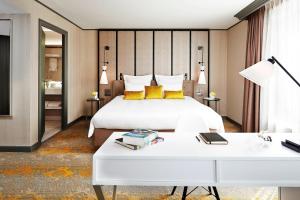 Postel nebo postele na pokoji v ubytování Renaissance Paris La Defense Hotel