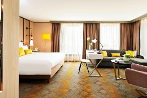 Postel nebo postele na pokoji v ubytování Renaissance Paris La Defense Hotel