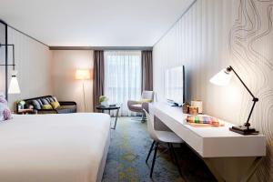 Postel nebo postele na pokoji v ubytování Renaissance Paris La Defense Hotel
