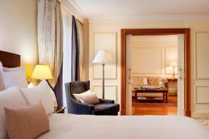 Postel nebo postele na pokoji v ubytování Renaissance Paris La Defense Hotel