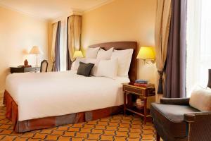Postel nebo postele na pokoji v ubytování Renaissance Paris La Defense Hotel