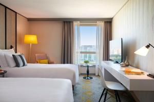 Postel nebo postele na pokoji v ubytování Renaissance Paris La Defense Hotel