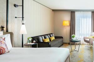 Postel nebo postele na pokoji v ubytování Renaissance Paris La Defense Hotel