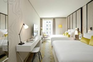 Postel nebo postele na pokoji v ubytování Renaissance Paris La Defense Hotel