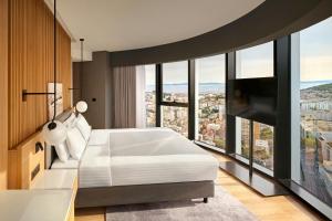 AC Hotel by Marriott Split客房内的一张或多张床位