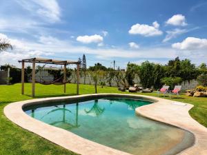 Una piscina en un patio con un columpio. en Villas ARVEM 2 enjoy nature, en Atlixco 21 fotos más