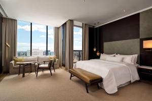 Postel nebo postele na pokoji v ubytování The Westin Perth