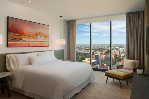 Postel nebo postele na pokoji v ubytování The Westin Perth