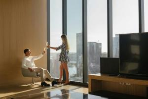 TV a/nebo společenská místnost v ubytování The Westin Perth