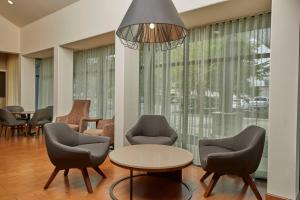 Posezení v ubytování Courtyard by Marriott Eugene Springfield