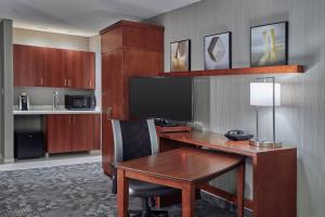 Kuchyň nebo kuchyňský kout v ubytování Courtyard by Marriott Eugene Springfield