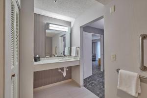 Koupelna v ubytování Courtyard by Marriott Eugene Springfield