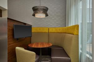 TV a/nebo společenská místnost v ubytování Courtyard by Marriott Eugene Springfield