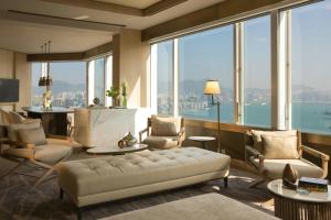 salon z kanapą, krzesłami i oknami w obiekcie Renaissance Hong Kong Harbour View Hotel w Hongkongu