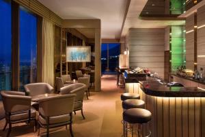 Area soggiorno di Courtyard by Marriott Hong Kong Sha Tin
