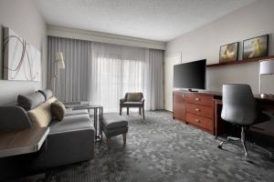 TV a/nebo společenská místnost v ubytování Courtyard by Marriott Lincroft Red Bank
