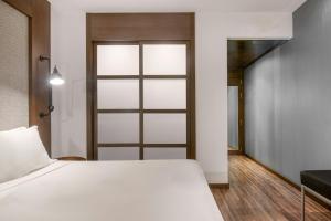 Ein Bett oder Betten in einem Zimmer der Unterkunft AC Hotel by Marriott Alicante