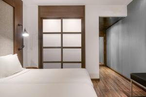 Ein Bett oder Betten in einem Zimmer der Unterkunft AC Hotel by Marriott Alicante