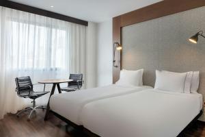 Ein Bett oder Betten in einem Zimmer der Unterkunft AC Hotel by Marriott Alicante