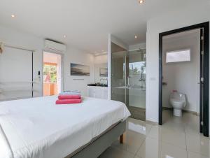 1 dormitorio blanco con 1 cama grande y baño en Poolside Villa - by KohChangVillas, en Ban Khlong Son