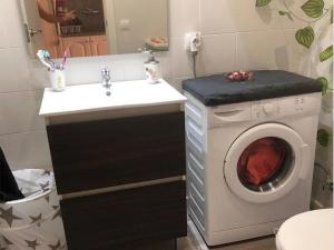 ein Badezimmer mit Waschmaschine und Waschbecken in der Unterkunft VILLAS COSETTE Apartamento Neptuno 417 / Confort total en la Costa Brava: WiFi, piscina y aire acondicionado incluidos! - ES-209-90 in Platja  d'Aro + 4 Fotos