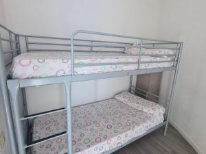 ein Zimmer mit Etagenbett und 2 Etagenbetten. in der Unterkunft VILLAS COSETTE Apartamento Neptuno 417 / Confort total en la Costa Brava: WiFi, piscina y aire acondicionado incluidos! - ES-209-90 in Platja  d'Aro