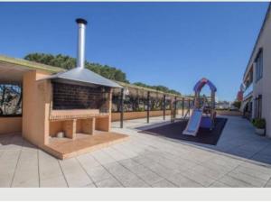 ein Spielplatz mit Rutsche und Schaukel in der Unterkunft VILLAS COSETTE Apartamento Neptuno 417 / Confort total en la Costa Brava: WiFi, piscina y aire acondicionado incluidos! - ES-209-90 in Platja  d'Aro