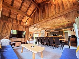 Una sala de estar con un sofá azul y una mesa. en Chalet 5* pied des pistes Spa - FR-1-267-308, en Villarembert