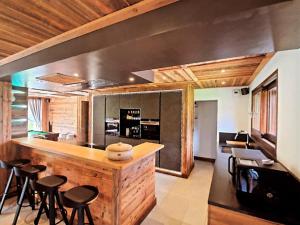 Una cocina con encimera de madera y taburetes. en Chalet 5* pied des pistes Spa - FR-1-267-308, en Villarembert 14 fotos más