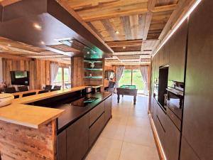 Una cocina con encimera y comedor. en Chalet 5* pied des pistes Spa - FR-1-267-308, en Villarembert
