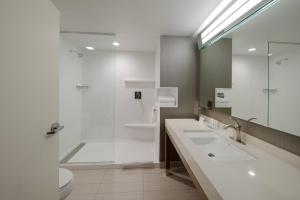 Ένα μπάνιο στο Courtyard by Marriott Russellville +24 φωτογραφίες