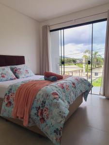 Ένα ή περισσότερα κρεβάτια σε δωμάτιο στο Casa Duplex a 6 mim do Beto Carrero e 3 min da Praia