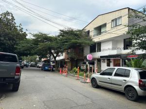 una calle con coches aparcados al costado de un edificio en loft dreams 7006, en Medellín