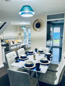 sala de estar con mesa con sillas y sofá en Spacious 3BR Home in Colchester, with Private Parking, en Colchester