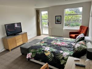 Televisyen dan/atau pusat hiburan di Cbay 2 bedroom Suite
