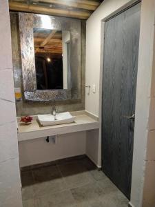 un baño con lavabo y espejo en Villas ARVEM 1, en Atlixco 22 fotos más