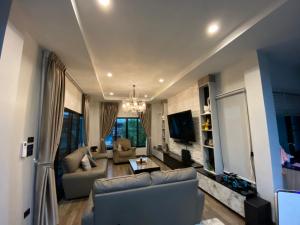 Un televizor și/sau centru de divertisment la SB Holiday Resort Chiang Mai - Villa Sofia