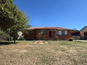 キャンベラにあるScullin 3BR Houseの庭木造家屋