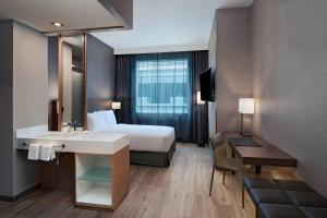 Postel nebo postele na pokoji v ubytování AC Hotel by Marriott San Jose Escazu