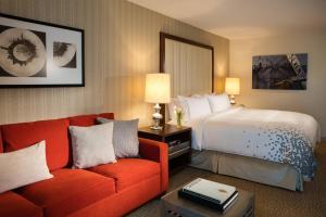 Postel nebo postele na pokoji v ubytování Renaissance Newark Airport Hotel