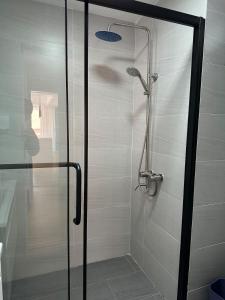 una ducha con puerta de cristal en un baño en Laurel Hill Suites - Elegant & Comfy 3 Bedroom Suite With Pool, Restaurant, Sauna, Bistro, Gym, Office Space, Fast Wi-Fi & City Views, en Nairobi