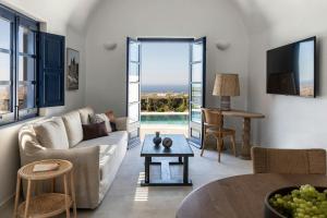 TV a/nebo společenská místnost v ubytování Vedema, a Luxury Collection Resort, Santorini