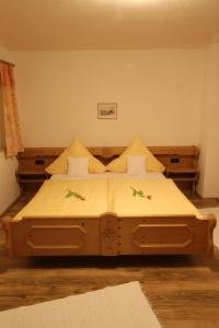 克倫的住宿－Ferienhaus Andreas，一间卧室配有一张带鲜花的大床
