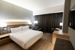 Rúm í herbergi á AC Hotel by Marriott Lima Miraflores