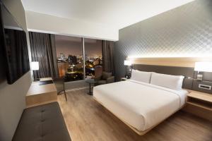 Rúm í herbergi á AC Hotel by Marriott Lima Miraflores