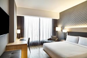 Rúm í herbergi á AC Hotel by Marriott Lima Miraflores