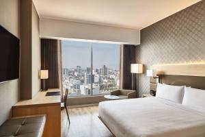 Rúm í herbergi á AC Hotel by Marriott Lima Miraflores