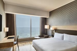 Rúm í herbergi á AC Hotel by Marriott Lima Miraflores
