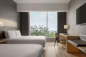 Rúm í herbergi á AC Hotel by Marriott Lima Miraflores
