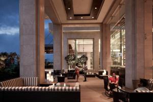 Posezení v ubytování Courtyard by Marriott Pune Chakan